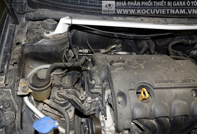 Vệ sinh khoang máy ô tô đúng cách